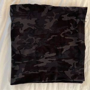 Lululemon Vinyasa scarf black camo